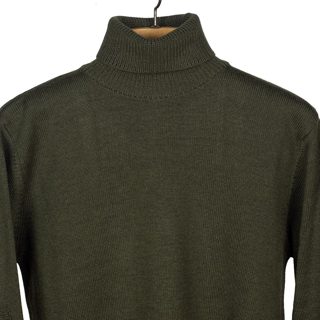 Naval turtleneck sweater in dark green merino wool